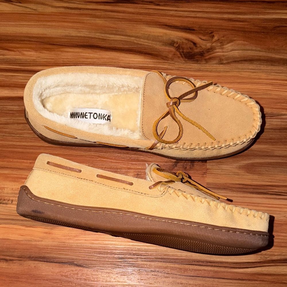 Minnetonka Tan Suede Moccasin Slippers with Cream Fleece Lining